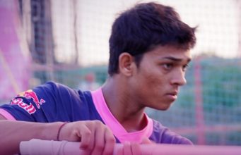 Yashasvi Jaiswal overwhelmed with Dhoni’s presence and greets him with ‘Namaste’ Yashasvi Jaiswal overwhelmed with Dhoni’s presence and greets him with ‘Namaste’